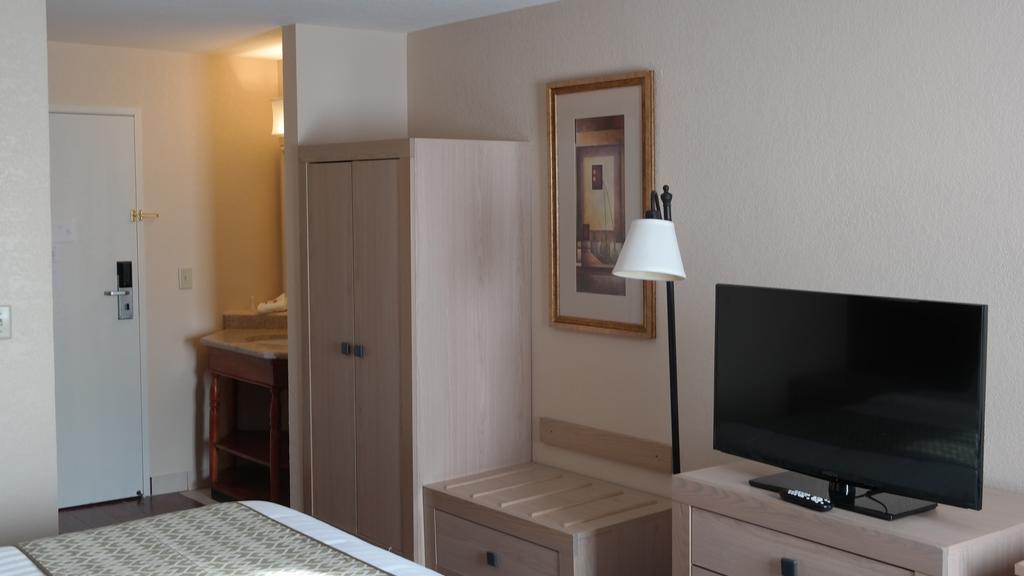 Baymont By Wyndham Stevens Point Hotel Bagian luar foto