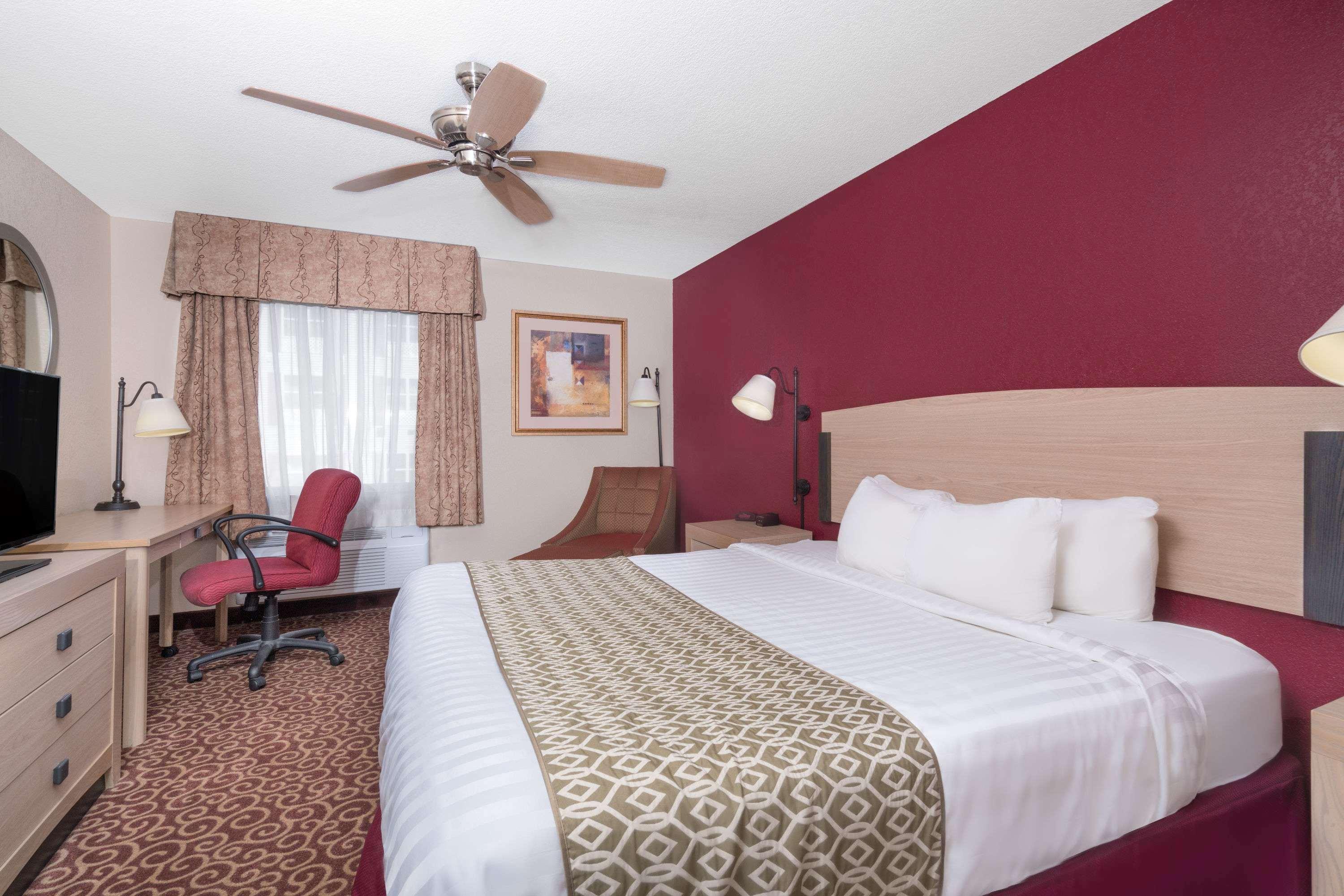 Baymont By Wyndham Stevens Point Hotel Bagian luar foto