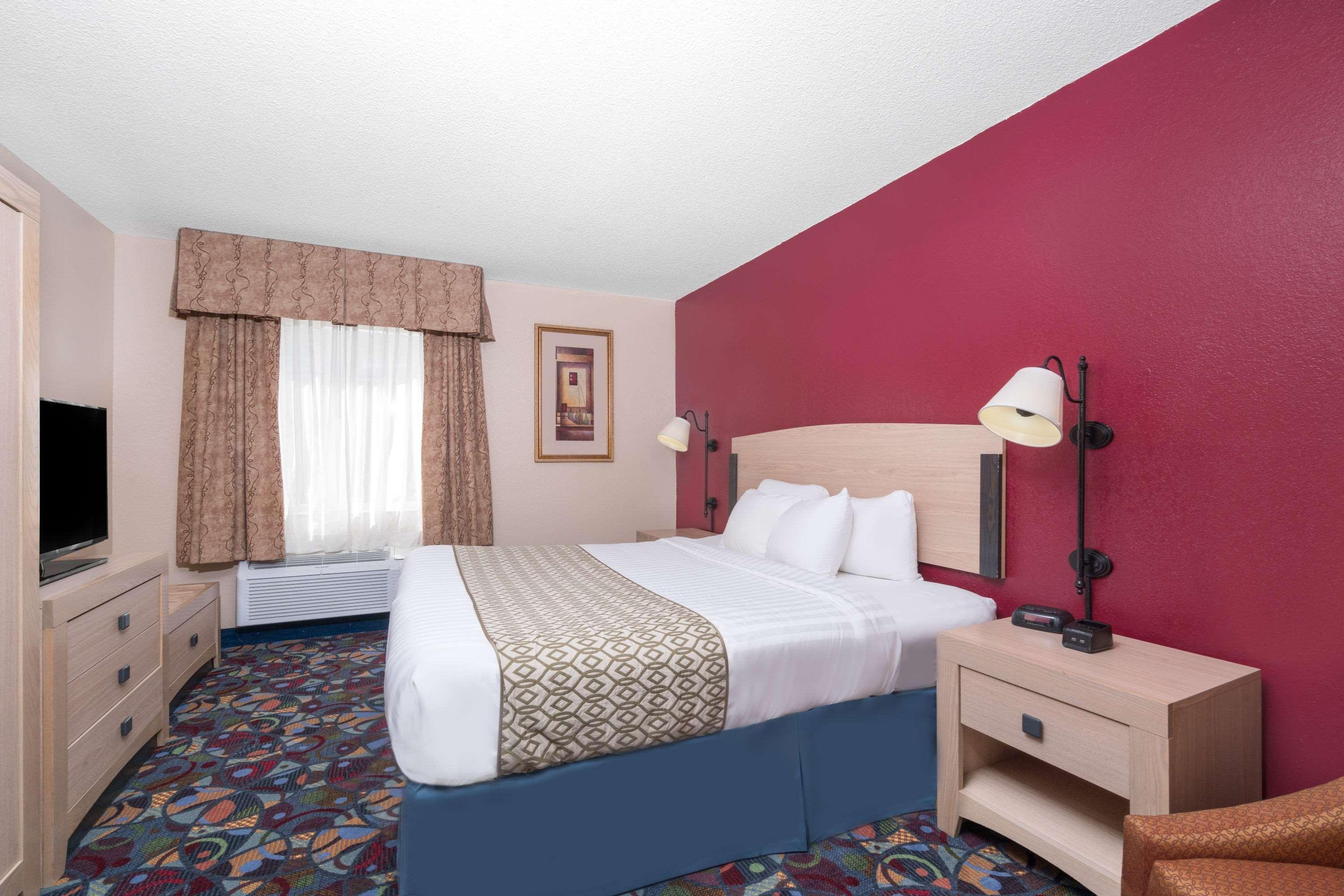 Baymont By Wyndham Stevens Point Hotel Bagian luar foto