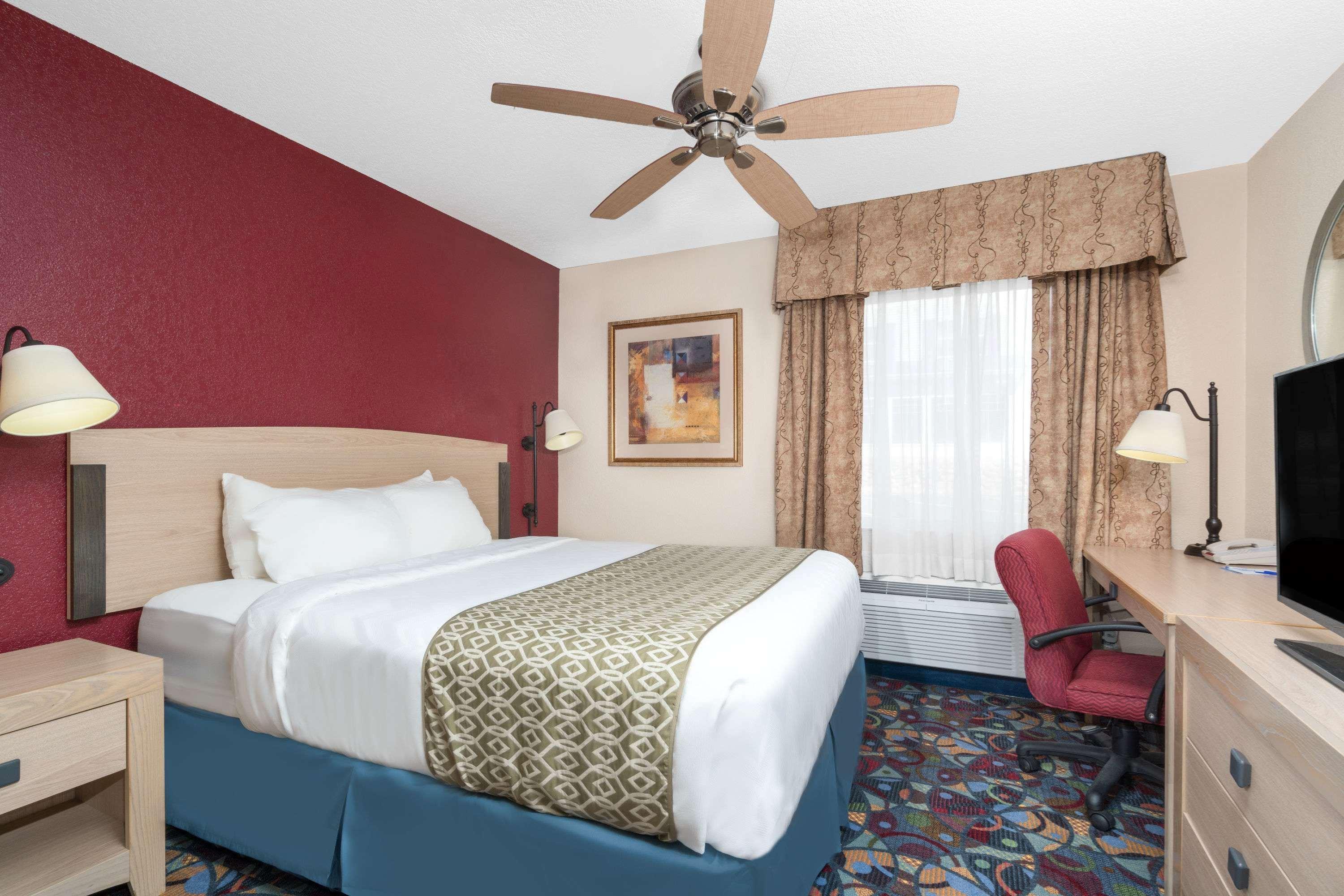 Baymont By Wyndham Stevens Point Hotel Bagian luar foto