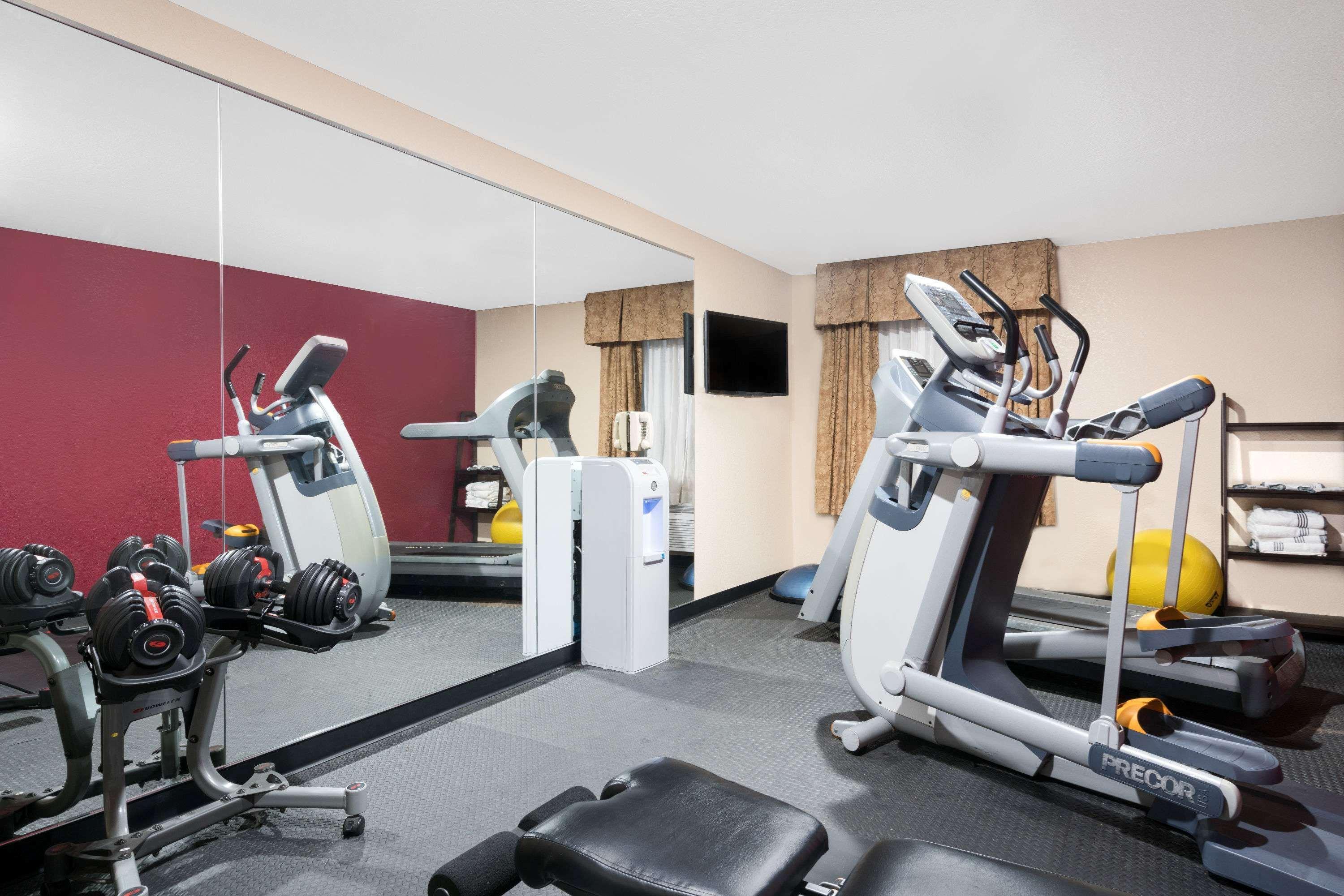 Baymont By Wyndham Stevens Point Hotel Bagian luar foto