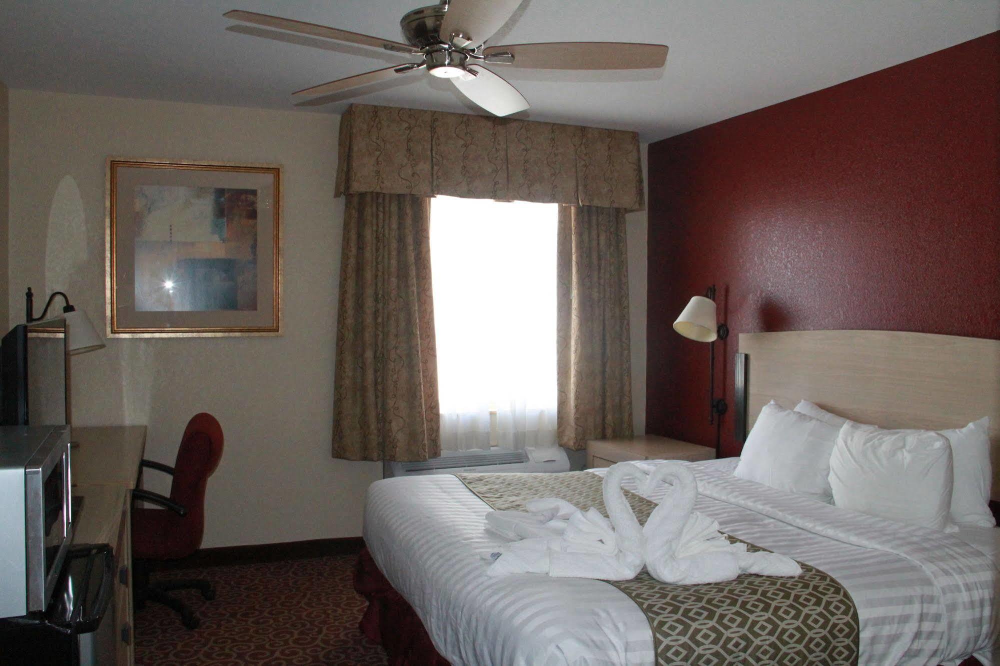 Baymont By Wyndham Stevens Point Hotel Bagian luar foto