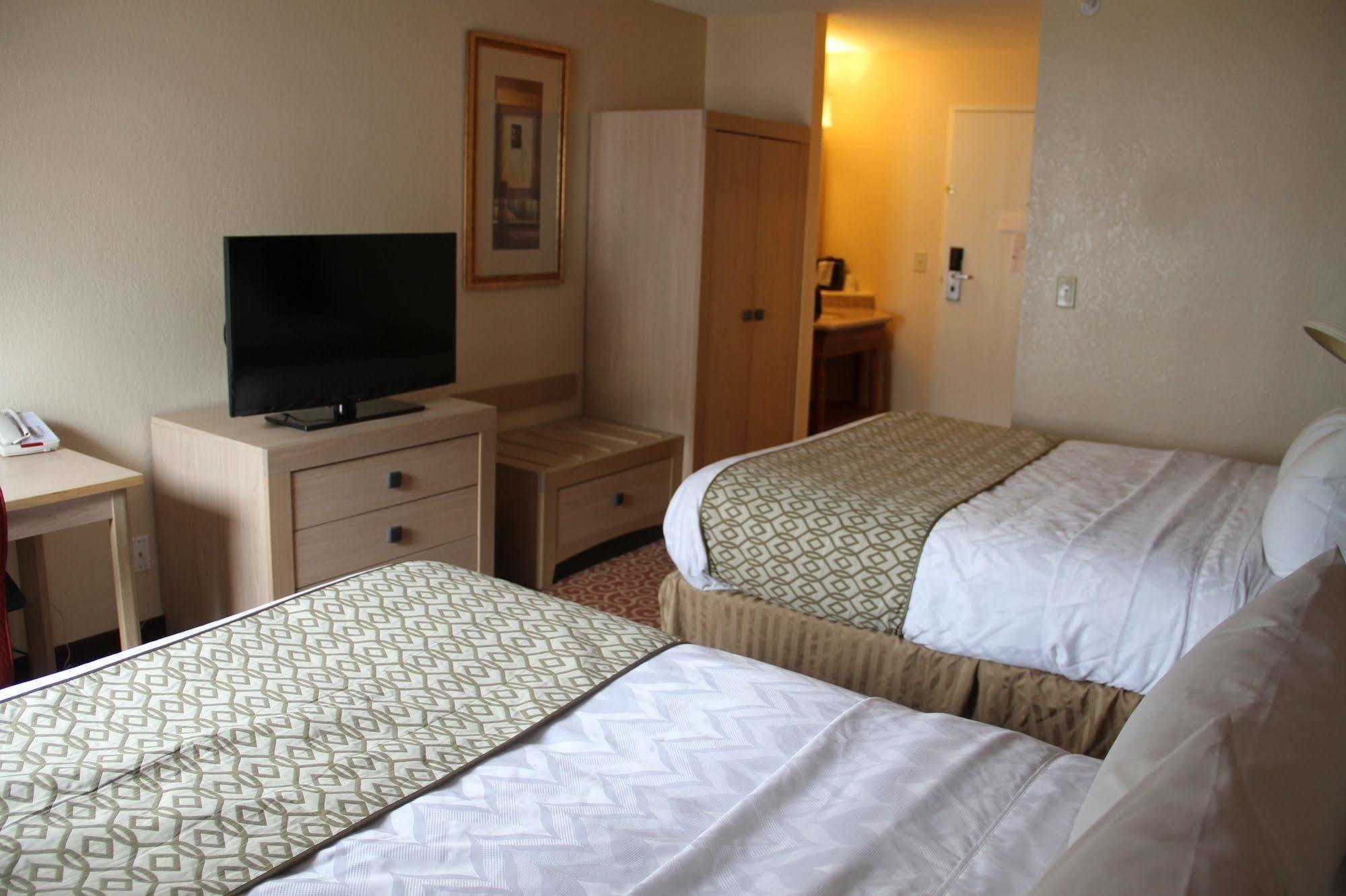 Baymont By Wyndham Stevens Point Hotel Bagian luar foto