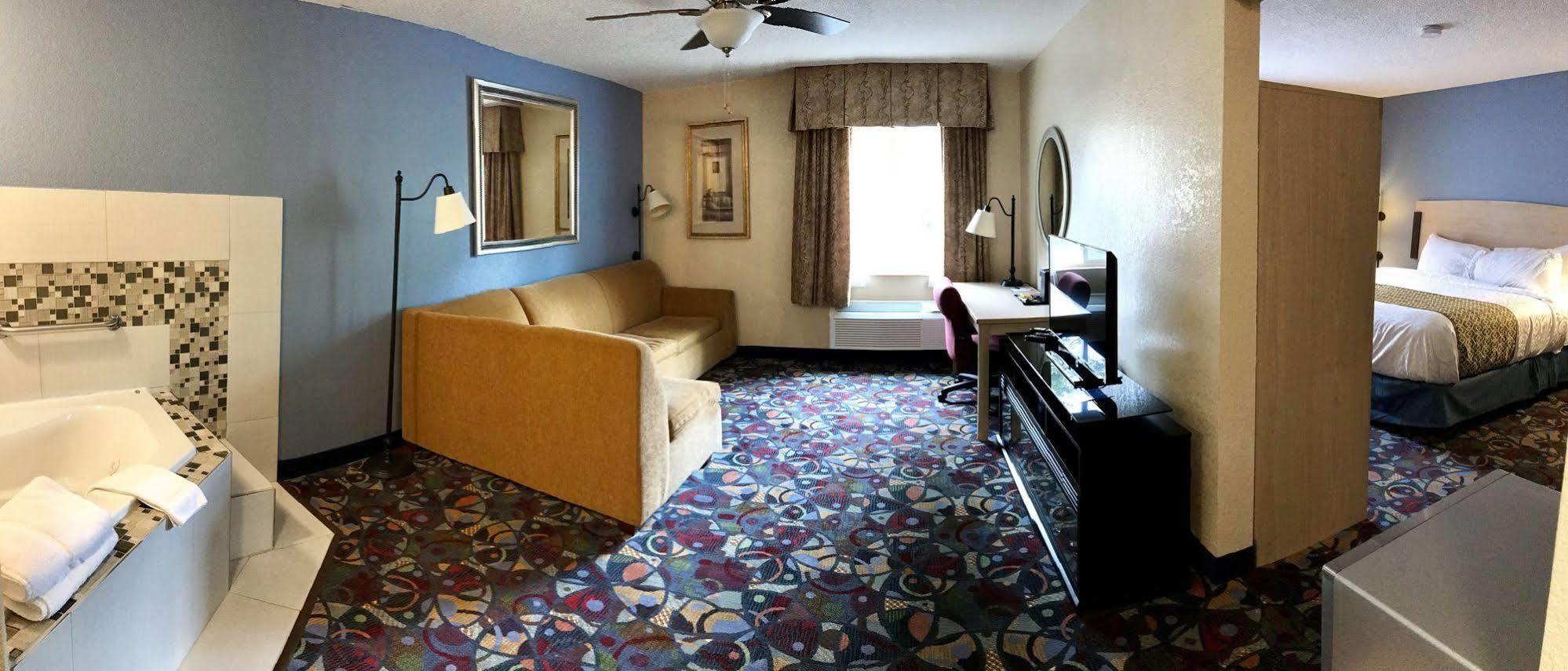 Baymont By Wyndham Stevens Point Hotel Bagian luar foto